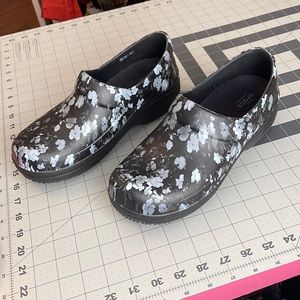 Crocs Clogs Nursing Teacher Medical Shoes Black & White Women’s 9